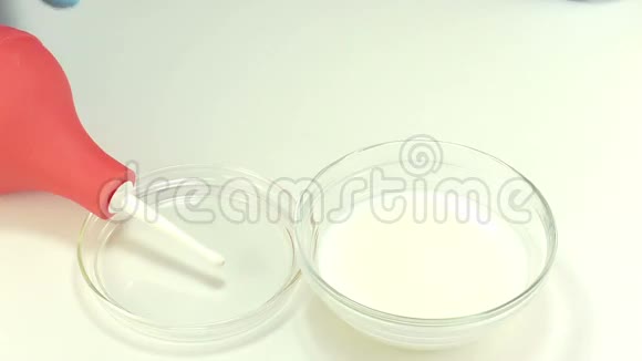 白色液体的橡胶灌肠注射器视频的预览图