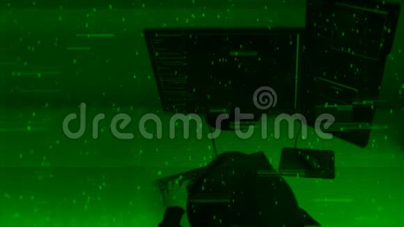 黑客程序员在绿色终端计算机显示器上输入代码视频的预览图