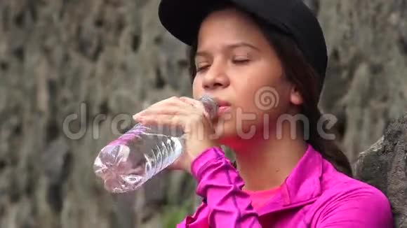 口渴的女孩喝瓶装水视频的预览图