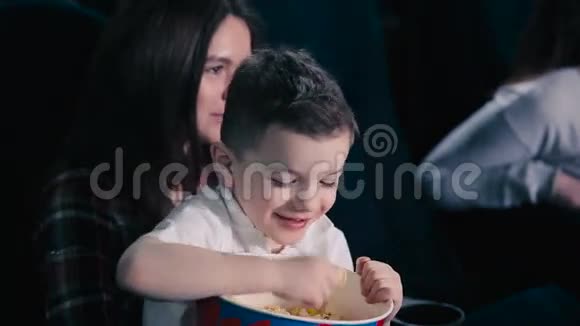 小男孩在电影院吃爆米花视频的预览图
