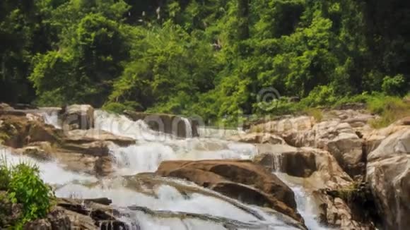 公园岩石间瀑布近景视频的预览图