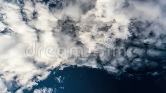 蓝天白云从地面上俯瞰视频的预览图