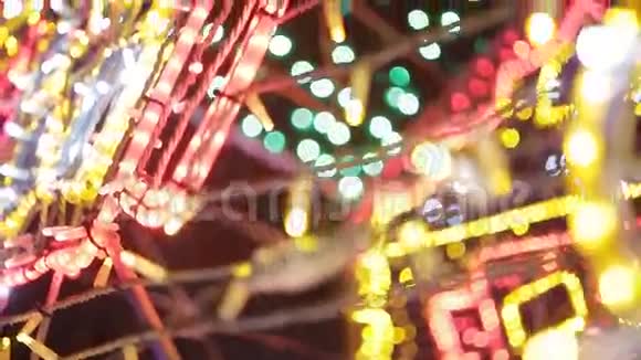 五彩缤纷的圣诞照明圣诞花环视频的预览图