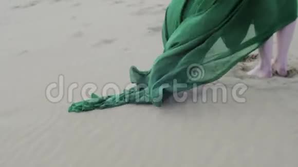 穿绿色衣服的美女站在沙丘上视频的预览图