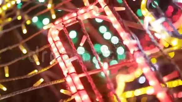 五彩缤纷的圣诞照明圣诞花环视频的预览图