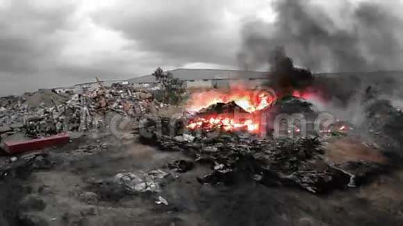 用移动摄像机在阴天用单色燃烧垃圾视频的预览图