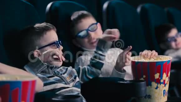 男孩们正在电影院吃爆米花视频的预览图