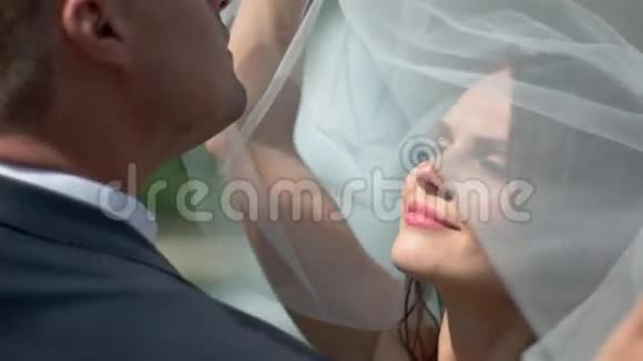 新婚夫妇接吻视频的预览图