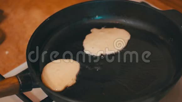 在家庭厨房的煎锅上做饼饼视频的预览图