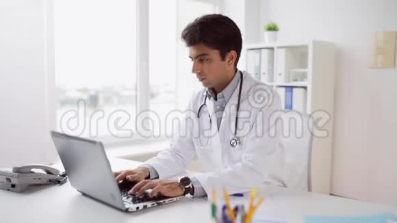 带手提电脑和文件的男医生视频的预览图