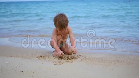 阳光明媚的热天孩子们在海滩上玩沙子视频的预览图