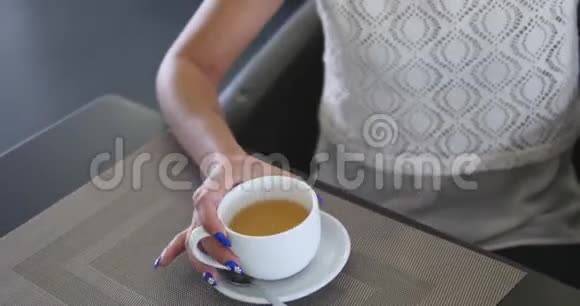 一位年轻漂亮的女士在轮胎试衣间喝咖啡视频的预览图