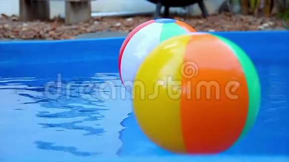 彩色沙滩球在池中缓慢漂浮视频的预览图