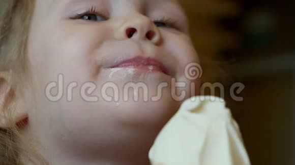 小女孩在当地冰淇淋店享受冰淇淋和雪松视频的预览图
