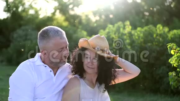 成熟的情侣在花园里野餐视频的预览图