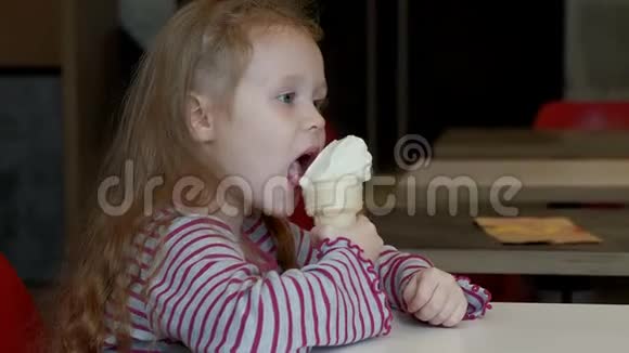 小女孩在当地冰淇淋店享受冰淇淋和雪松视频的预览图