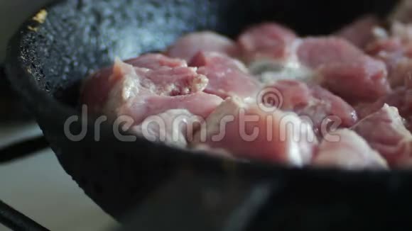 在煎锅里煮肉的慢镜头人类正在用特纳搅拌它视频的预览图