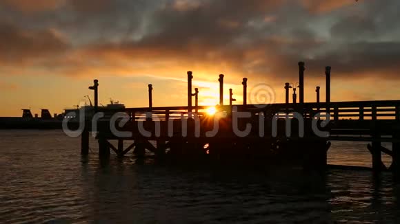 弗雷泽河日落和驳船码头视频的预览图