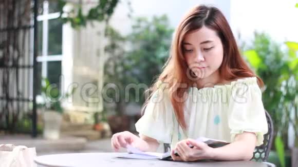 泰国成人大学美女读红皮书视频的预览图