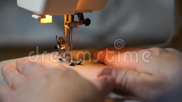 妇女在缝纫机上缝纫的镜头4公里视频的预览图