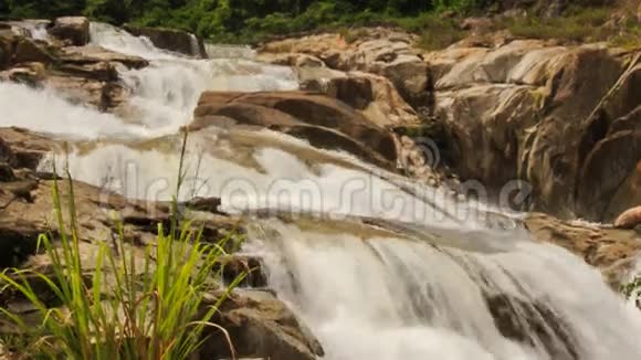 热带公园岩石间瀑布近景视频的预览图