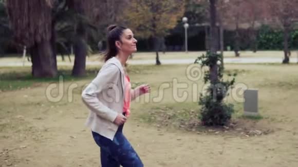 在公园里跑步的健康女人的慢动作视频体育训练视频的预览图