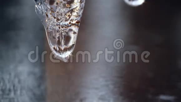 融化的冰柱视频的预览图