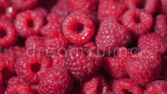 关闭旋转循环覆盆子新鲜果汁覆盆子背景成熟大红莓果新鲜视频的预览图