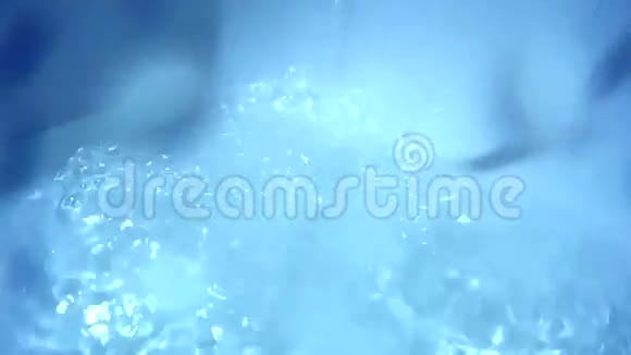 蓝色的水流涌入浴缸高清视频的预览图