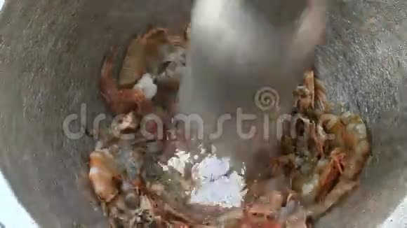 用砂浆和杵处理虾膏视频的预览图