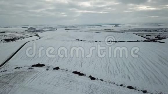 从空中观看冬季道路上的车辆行驶的场地视频的预览图