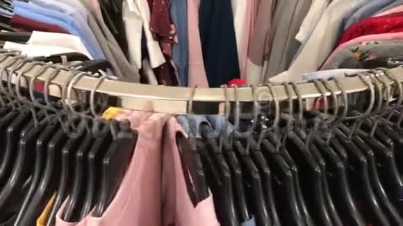 商店里的女装商场里的女性时尚服装4K的服装镜头视频的预览图