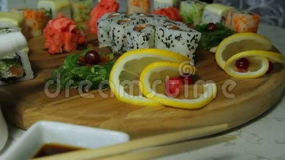带有芥末和生姜的木制盘子里有美味的寿司卷视频的预览图
