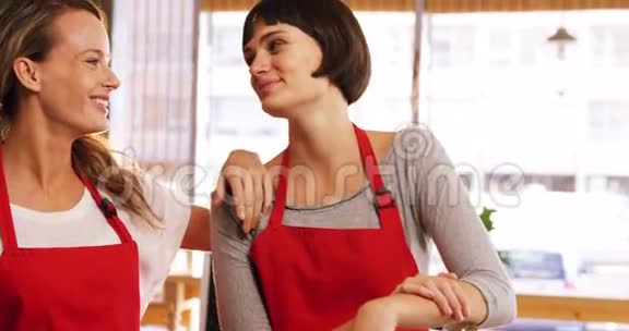 两个女服务员站在咖啡馆里视频的预览图