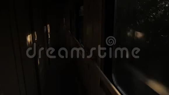 列车车厢内阳光车厢与夜间走廊出发前慢动作视频生活方式视频的预览图