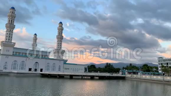 科塔基纳巴鲁市清真寺视频的预览图