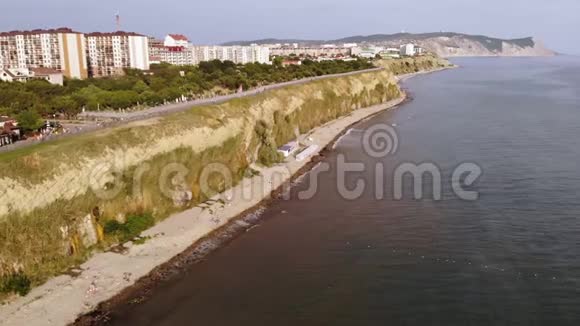 飞过靠近大海的海岸悬崖上的灯塔空中射击视频的预览图