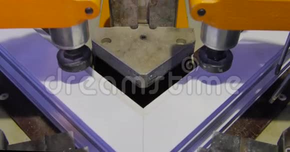工厂工人操作焊机聚氯乙烯窗口焊机铝窗框印刷机工人视频的预览图