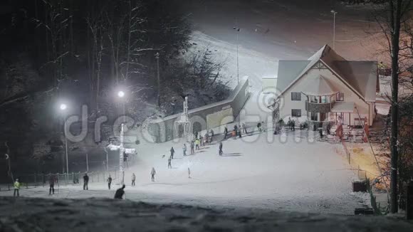 人们晚上滑雪视频的预览图