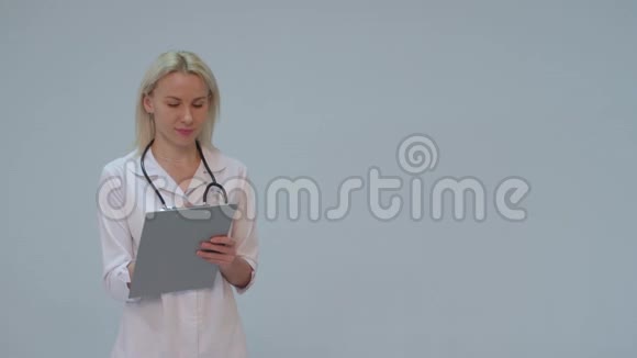 一位身穿白大褂听诊器微笑着看镜头的女医生的画像视频的预览图