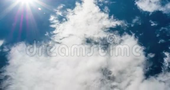 蓝天白云从地面上俯瞰视频的预览图