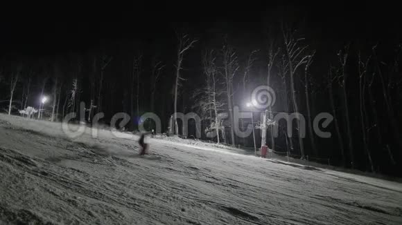 人们晚上滑雪视频的预览图