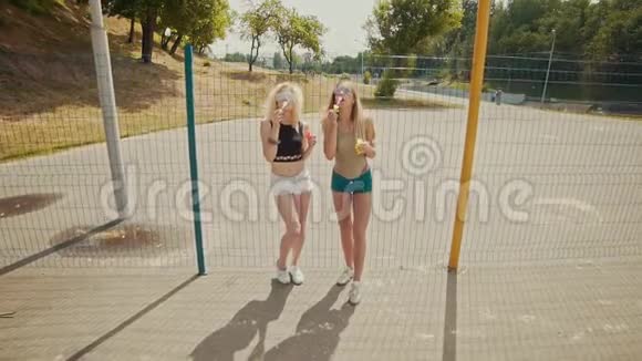 年轻的时髦女孩戴着太阳镜在户外玩泡泡视频的预览图