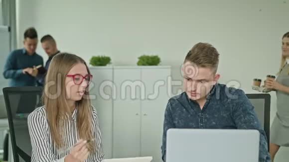 两个男人正在做笔记本电脑视频的预览图