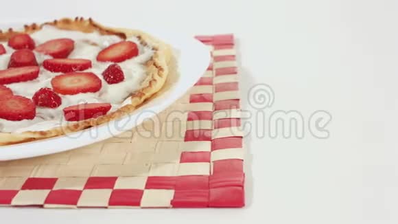 加酸奶和草莓的煎饼视频的预览图