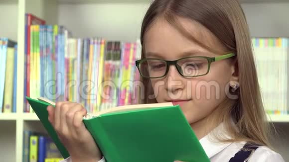 4K学生女孩图书馆儿童脸读物儿童学校教育视频的预览图