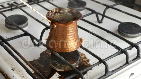 在白色煤气炉上的铜桶里煮着脱缰的黑咖啡视频的预览图