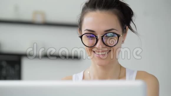 可爱的女人在时髦的办公室工作视频的预览图