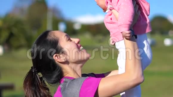 亚洲母亲和婴儿在户外的慢动作视频的预览图