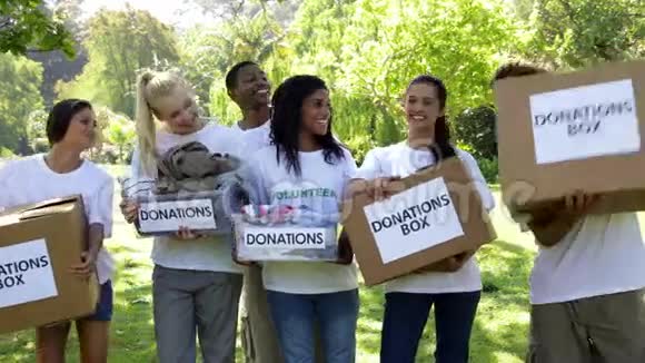 持有捐款箱的青年志愿者团体视频的预览图